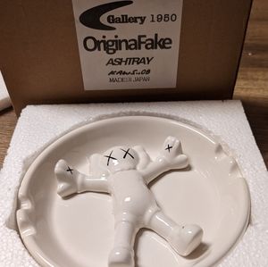 Original fake brand kaws ashtray